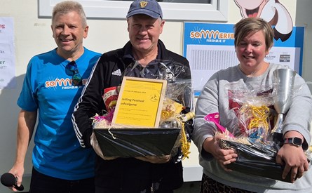 Jens Skov og Stine Juul Hansen modtog årets lederpris 2025 på vegne af Jelling Festival udvalgene 2025